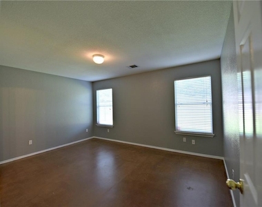 2813 Greenlee Dr - Photo Thumbnail 9