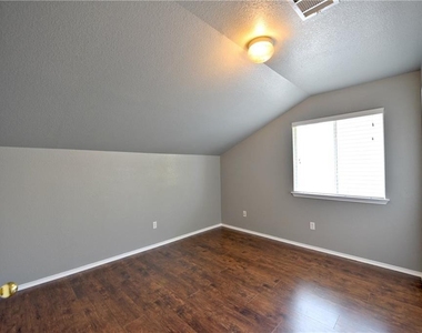 2813 Greenlee Dr - Photo Thumbnail 13