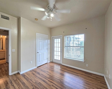 2320 Gracy Farms Ln - Photo Thumbnail 13