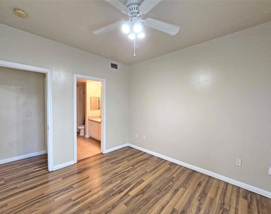 2320 Gracy Farms Ln - Photo Thumbnail 15