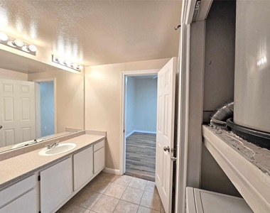 2320 Gracy Farms Ln - Photo Thumbnail 18