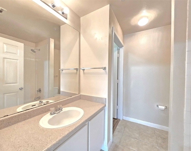 2320 Gracy Farms Ln - Photo Thumbnail 7