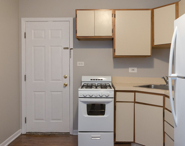 5748 N Winthrop Avenue - Photo Thumbnail 1