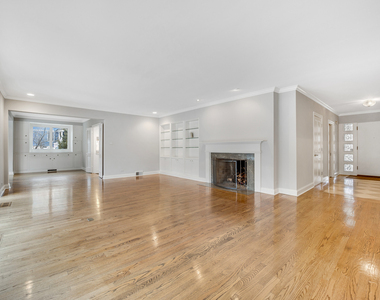 120 E 8th Street - Photo Thumbnail 4