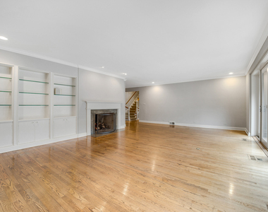 120 E 8th Street - Photo Thumbnail 2