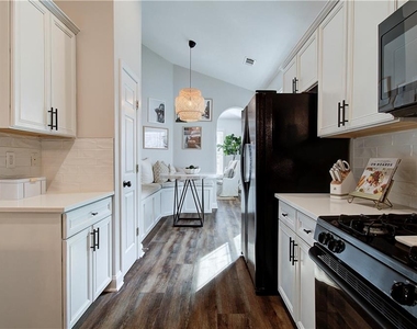 3822 Carriage House Drive - Photo Thumbnail 8