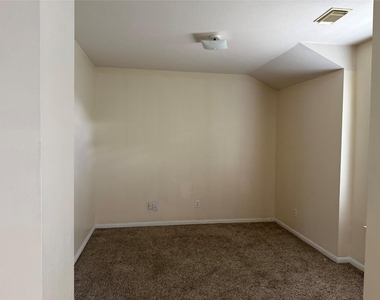 2511 Pine Shadows Drive - Photo Thumbnail 8
