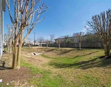 835 Garden Oaks Trace - Photo Thumbnail 3