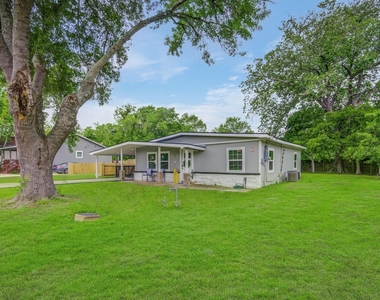 541 Circle Drive - Photo Thumbnail 2