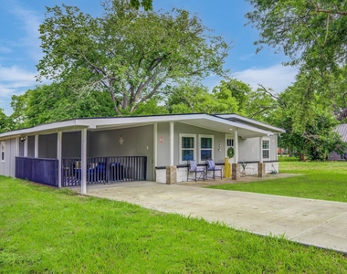 541 Circle Drive - Photo Thumbnail 1