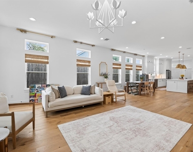 927 W 25th Street - Photo Thumbnail 3