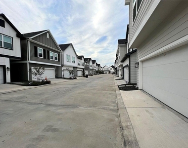 6712 Parker Oaks Lane - Photo Thumbnail 34