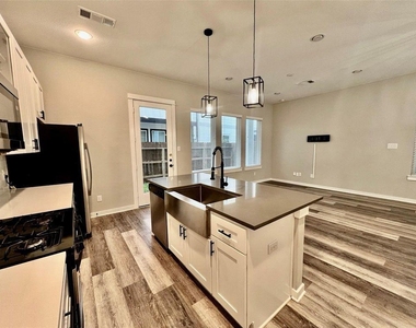 6712 Parker Oaks Lane - Photo Thumbnail 2