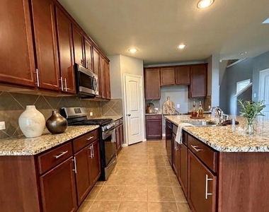 17518 Cypress Hilltop Way - Photo Thumbnail 7