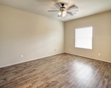 26148 Avenue E - Photo Thumbnail 5
