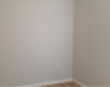 2504 Avenue F - Photo Thumbnail 7