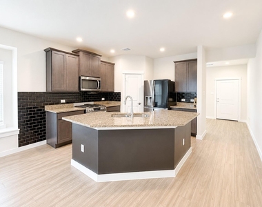 323 Bennett Street - Photo Thumbnail 2