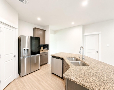 323 Bennett Street - Photo Thumbnail 3