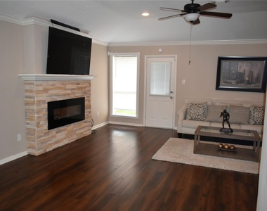 10519 N Newpark Drive - Photo Thumbnail 3