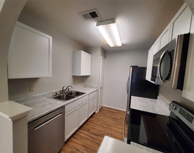 3130 Forestbrook Drive - Photo Thumbnail 11