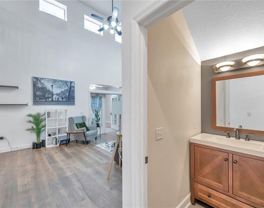 1507 W Windhorst Road - Photo Thumbnail 10