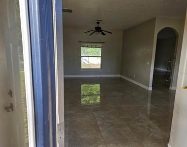 647 Carey Way - Photo Thumbnail 10