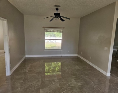647 Carey Way - Photo Thumbnail 11
