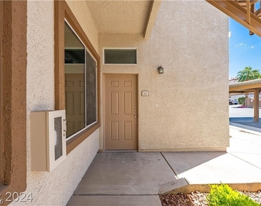 2305 W Horizon Ridge Parkway - Photo Thumbnail 1