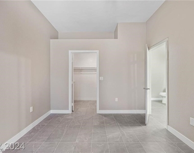 2305 W Horizon Ridge Parkway - Photo Thumbnail 14