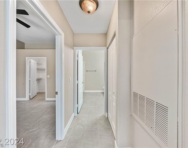 2305 W Horizon Ridge Parkway - Photo Thumbnail 11