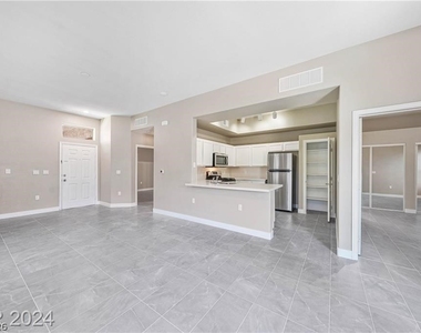 2305 W Horizon Ridge Parkway - Photo Thumbnail 4
