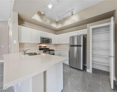 2305 W Horizon Ridge Parkway - Photo Thumbnail 8