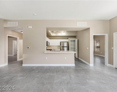 2305 W Horizon Ridge Parkway - Photo Thumbnail 3