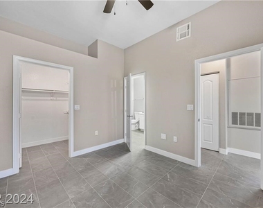 2305 W Horizon Ridge Parkway - Photo Thumbnail 15