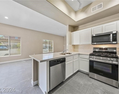 2305 W Horizon Ridge Parkway - Photo Thumbnail 9