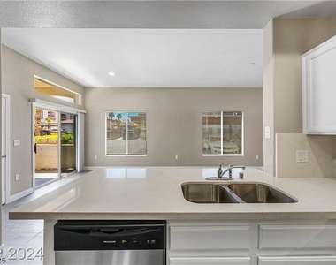 2305 W Horizon Ridge Parkway - Photo Thumbnail 10