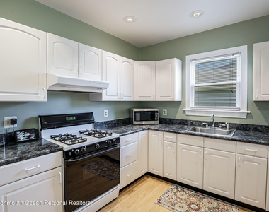 132 Sampson Place - Photo Thumbnail 7