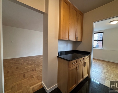 East 79th Street - Photo Thumbnail 4