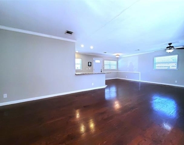 806 Greenhaven Drive - Photo Thumbnail 4