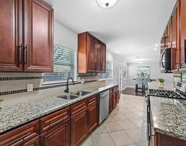 806 Greenhaven Drive - Photo Thumbnail 2