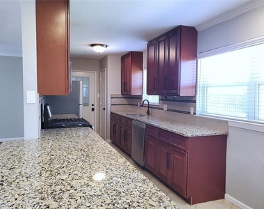806 Greenhaven Drive - Photo Thumbnail 5