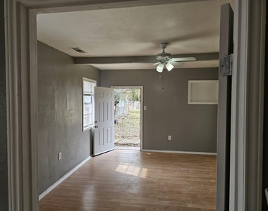 111 W Avenue D - Photo Thumbnail 9