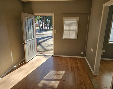 111 W Avenue D - Photo Thumbnail 1