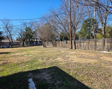 111 W Avenue D - Photo Thumbnail 3