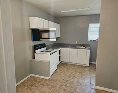111 W Avenue D - Photo Thumbnail 6