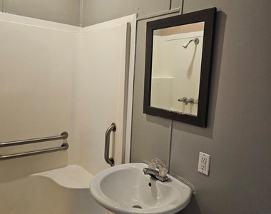 111 W Avenue D - Photo Thumbnail 5