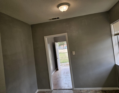 111 W Avenue D - Photo Thumbnail 14