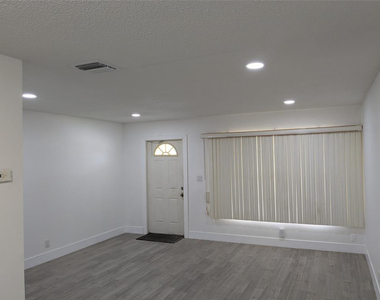 4906 Nw 53rd Court - Photo Thumbnail 6