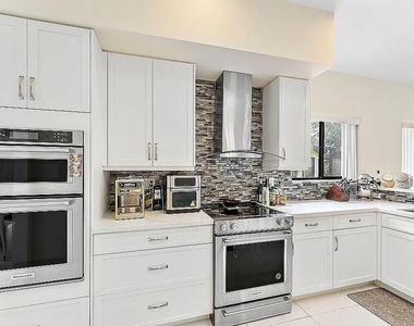 4551 Nw 26th Place - Photo Thumbnail 5