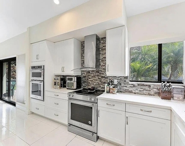 4551 Nw 26th Place - Photo Thumbnail 7